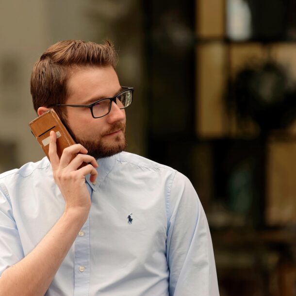 Mann telefoniert als Beispiel für eine Handlung mit Objekt
