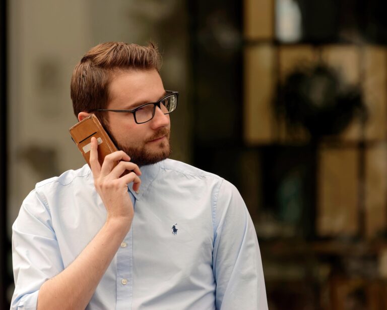 Mann telefoniert als Beispiel für eine Handlung mit Objekt