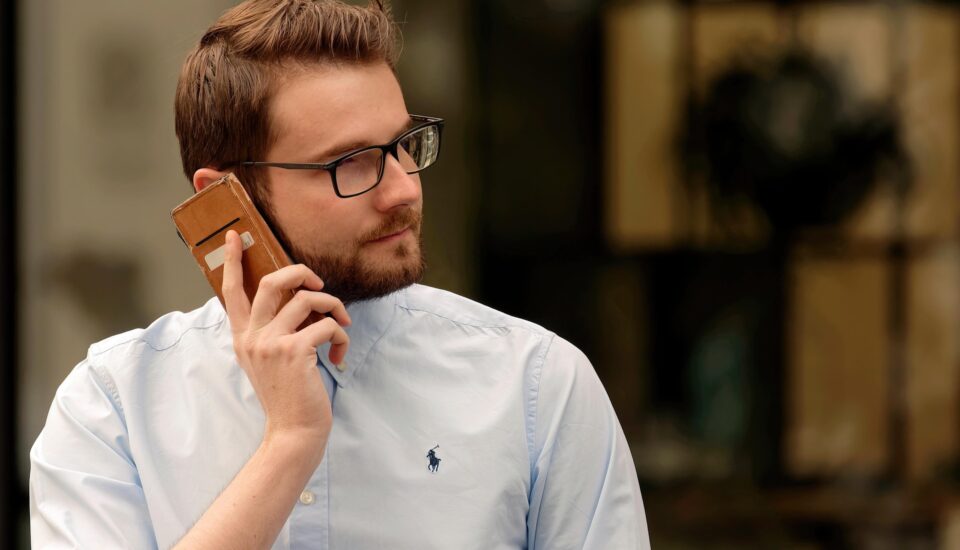 Mann telefoniert als Beispiel für eine Handlung mit Objekt